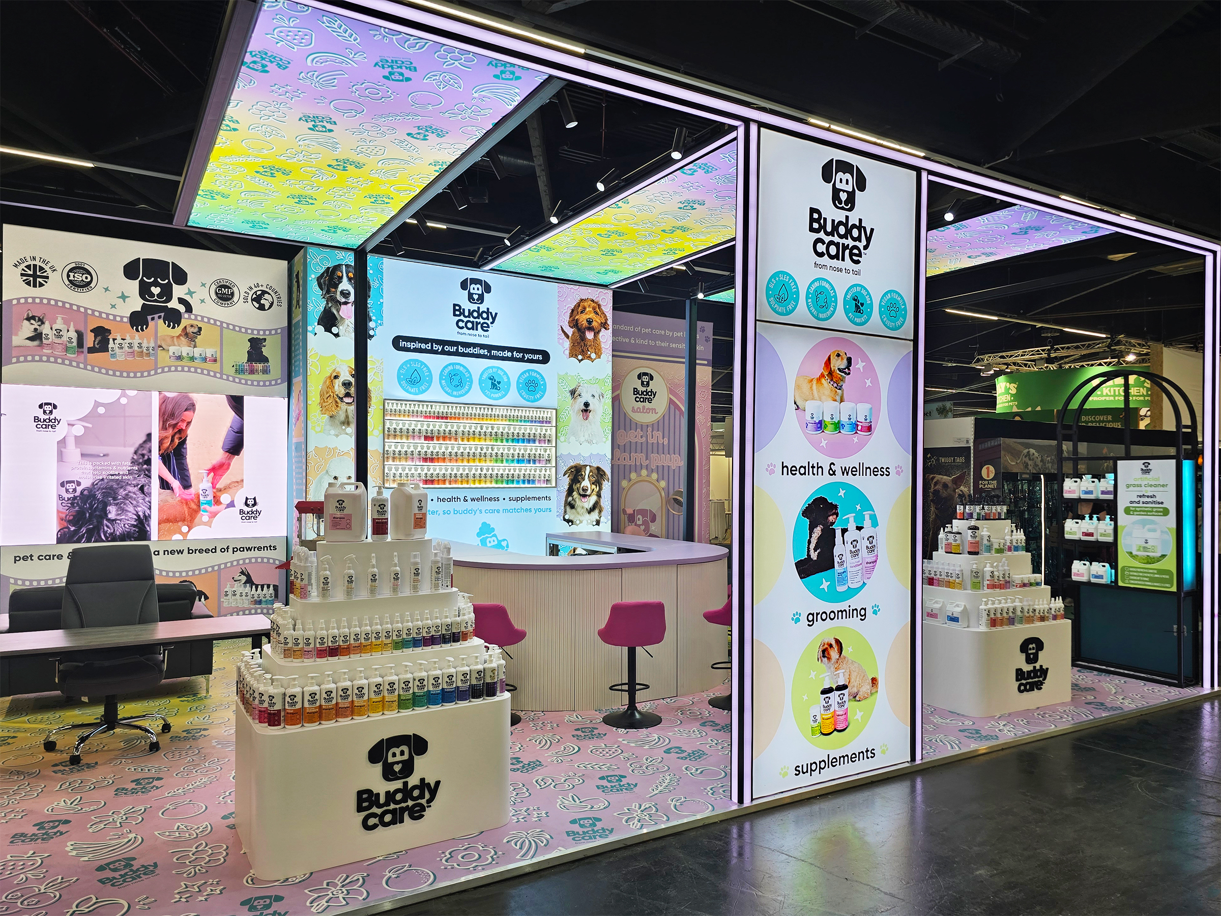 Immersive-Stand-Experiences-Architectural-LED-Lighting-Buddycare-Interzoo2026